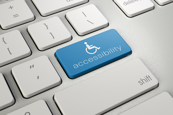 Symbolbild: Digitale Barrierefreiheit - ein Rollstuhl-Icon auf einer PC-Tastatur