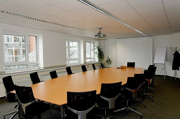 Symbolbild: Nicht besetzter Tisch eines Konferenzraums