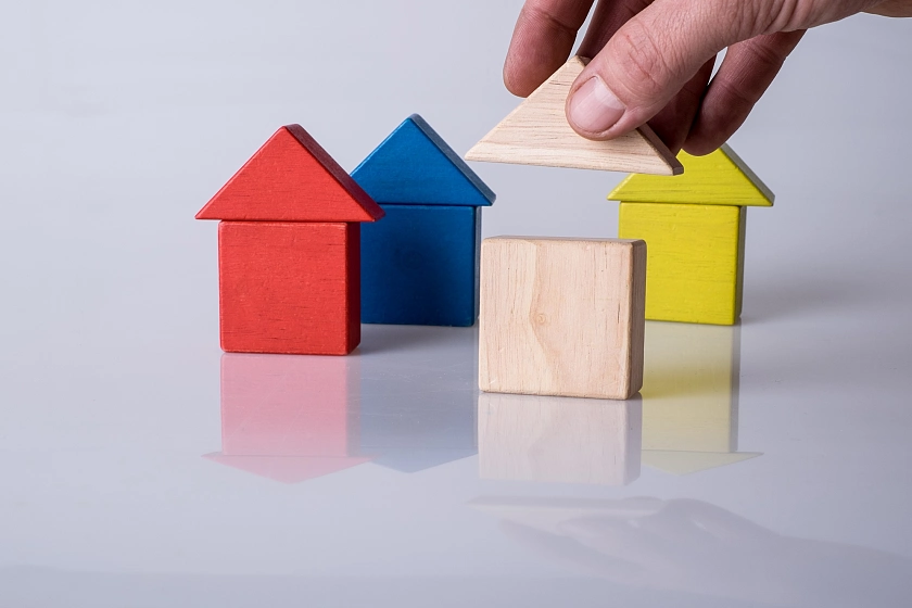 Bunte Bauklötze in Form von Häusern.